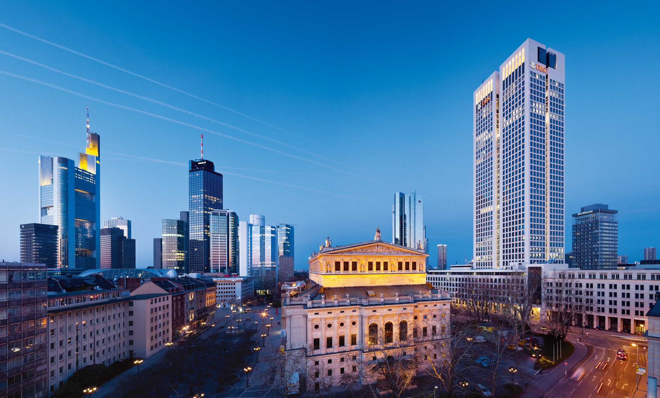 Frankfurter Skyline mit Alter Oper und OpernTurm
